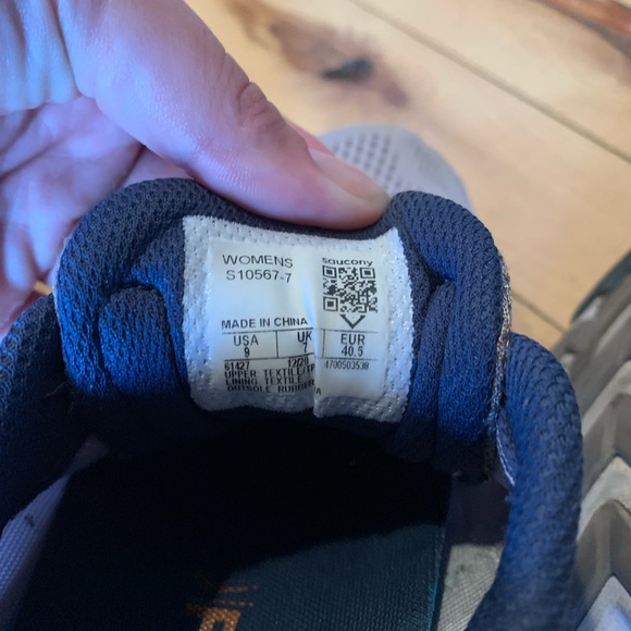 saucony running shoe - Picture 4 of 4